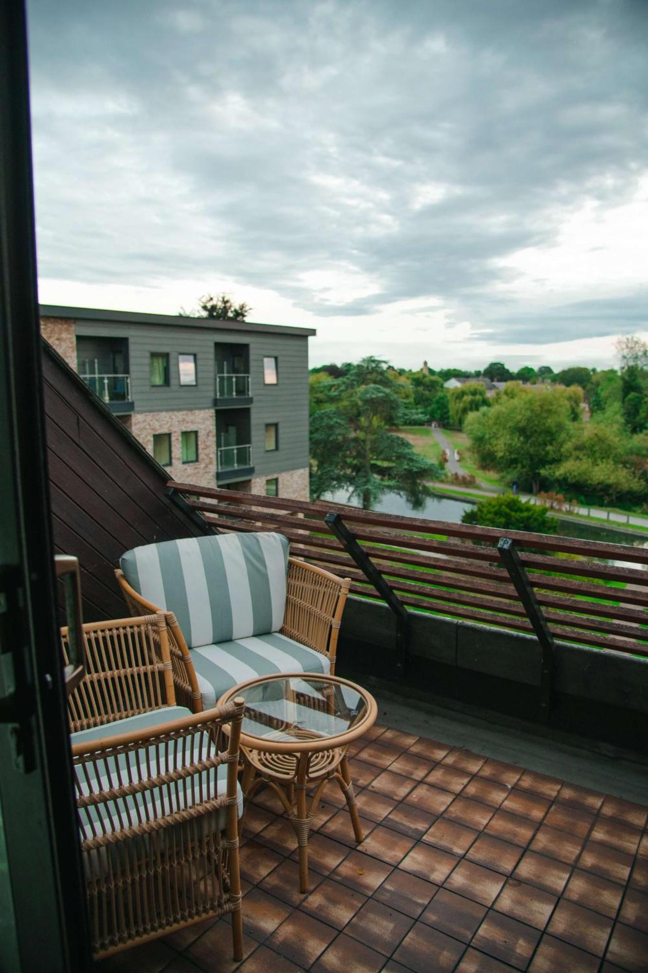 Graduate By Hilton Cambridge Hotel Exterior foto